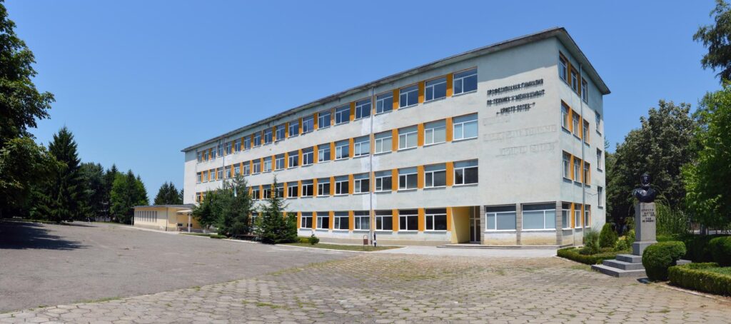 a large white building - File:Professional Gymnasium of Technology and Management Hristo Botev 01.jp