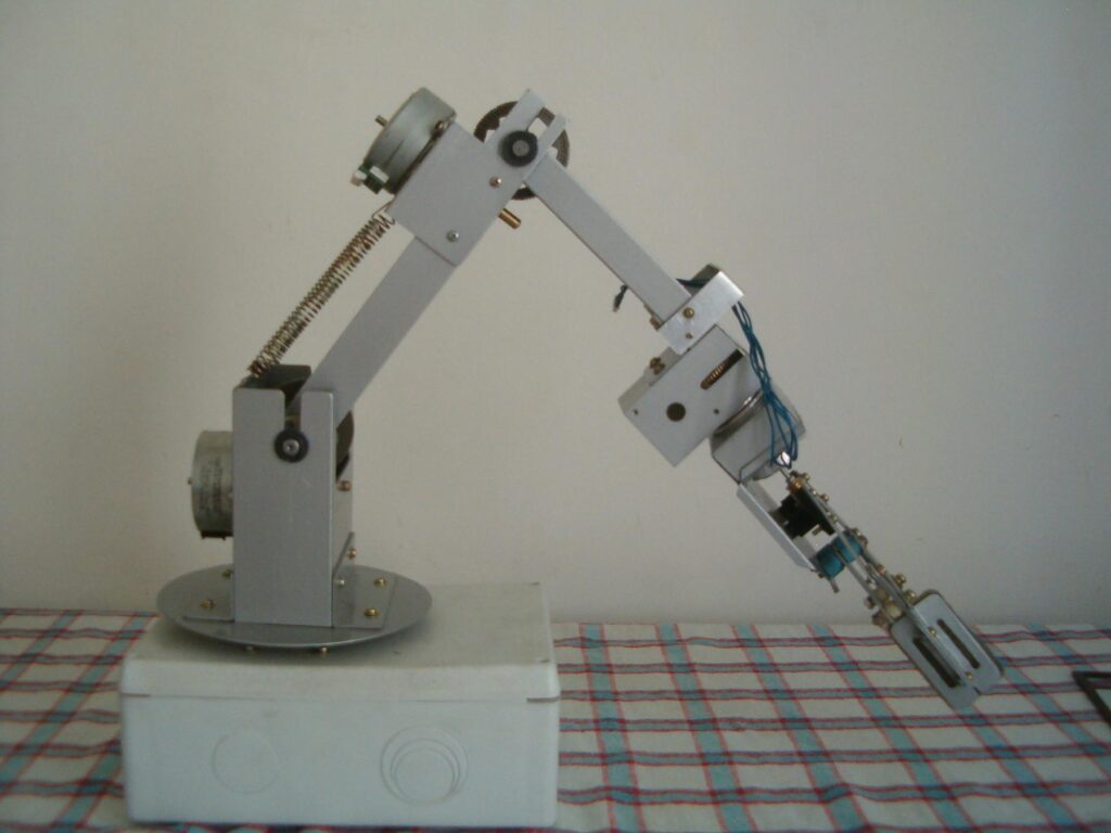 File:Microp1.JPG - a robot that is sitting on a table