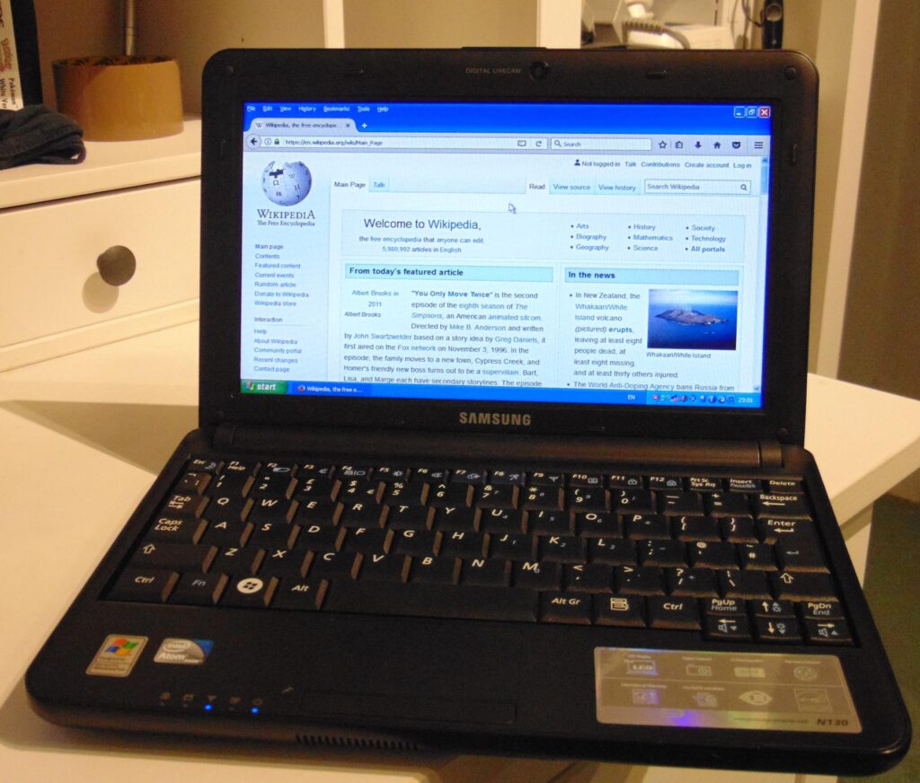 File:Samsung N130 Netbook running Windows XP, 11 December 2019.jpg - a laptop computer