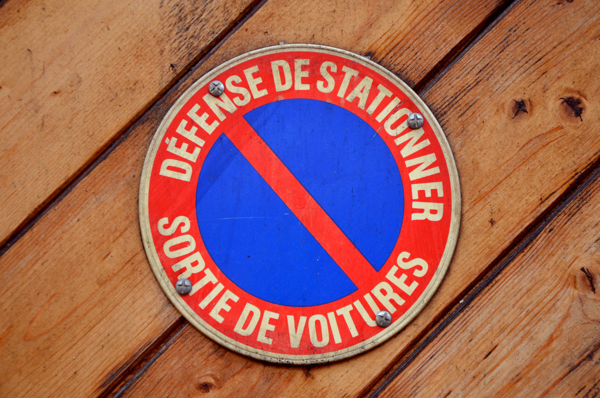 No hay señal de estacionamiento en francés.